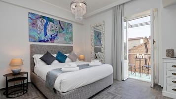 Caja de seguridad en la habitación y tabla de planchar con plancha