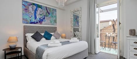 Chambre Double Deluxe, balcon, vue ville | Coffres-forts dans les chambres, fer et planche à repasser