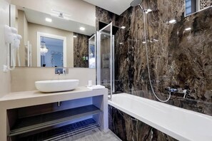 Habitación Deluxe doble, balcón, vistas a la ciudad | Baño | Secador de pelo, zapatillas, toallas y jabón