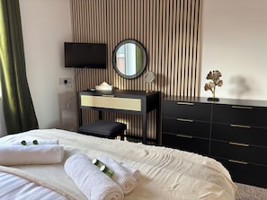 2 habitaciones, tabla de planchar con plancha, cuna de viaje y wifi 