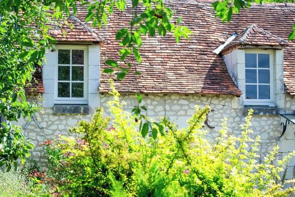 Property grounds - Self-catering cottage with swimming pool, near Le Grand-Pressigny, in the Loire Valley. (Chaumussay)
