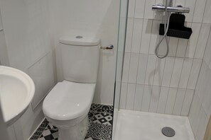 Douche, sèche-cheveux, serviettes fournies, papier toilette