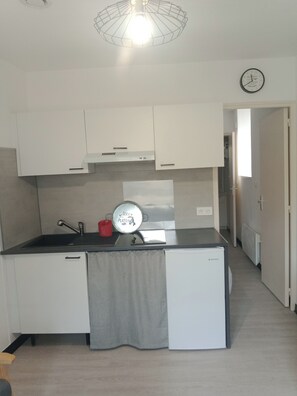 Microwave, oven, cookware/dishes/utensils