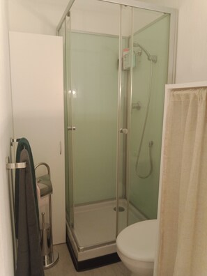 Hårføner, håndklær og toalettpapir