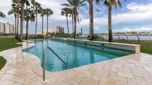 Innendørsbasseng og et oppvarmet basseng