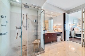 Dusche, Whirlpool, Haartrockner, Handtücher