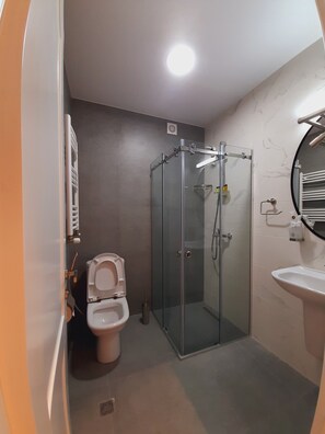 Doccia, asciugacapelli, bidet, asciugamani