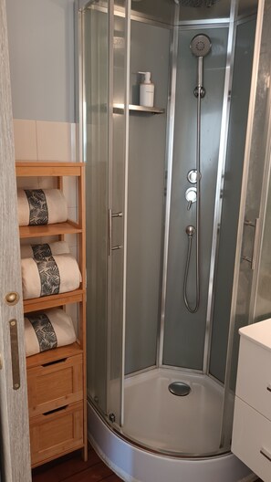 Shower, hair dryer, towels, soap - Kelenn residence (carantec)