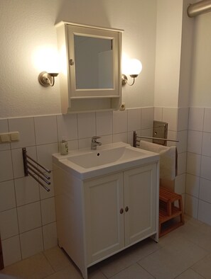 Shower, hair dryer, towels, soap - Vacation apartment near the national park and harbor with terrace and parking space (Sassnitz)