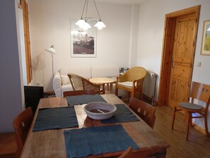 Dining - Vacation apartment near the national park and harbor with terrace and parking space (Sassnitz)