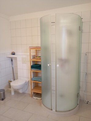 Dusch, hårtork, handdukar och tvål
