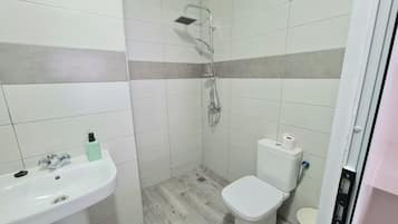 Ducha, jabón, champú y papel higiénico