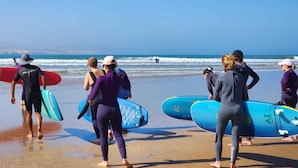 A group of people with surfboards on a beach. - Aloha imsouane chambres (Imsouane)