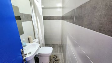 Kamar Basic | Kamar mandi | Shower, sabun, sampo, dan tisu toilet