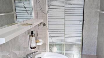 Ducha, secador de pelo, toallas, jabón