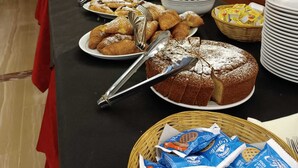 A buffet table with various pastries and fruits. - Albergo Seggiovia Scanno (Scanno)