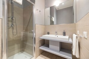 Shower, hair dryer, slippers, towels - Design 18 Charming Rooms (Rome)