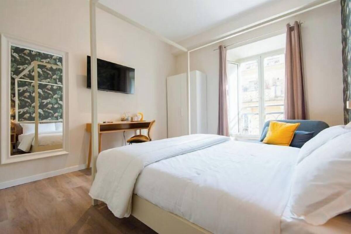 1 habitación, caja de seguridad en la habitación y escritorio