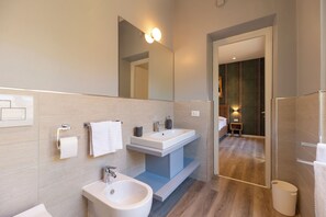 Deluxe Triple Room, City View | Bathroom