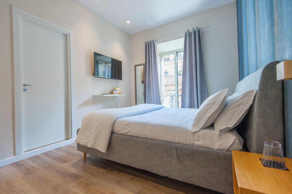 1 habitación, caja de seguridad en la habitación y escritorio