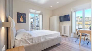 Suite junior, vista a la ciudad | 1 habitación, caja de seguridad en la habitación y escritorio