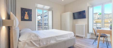 Junior Suite, City View | 1 bedroom, in-room safe, desk, laptop workspace