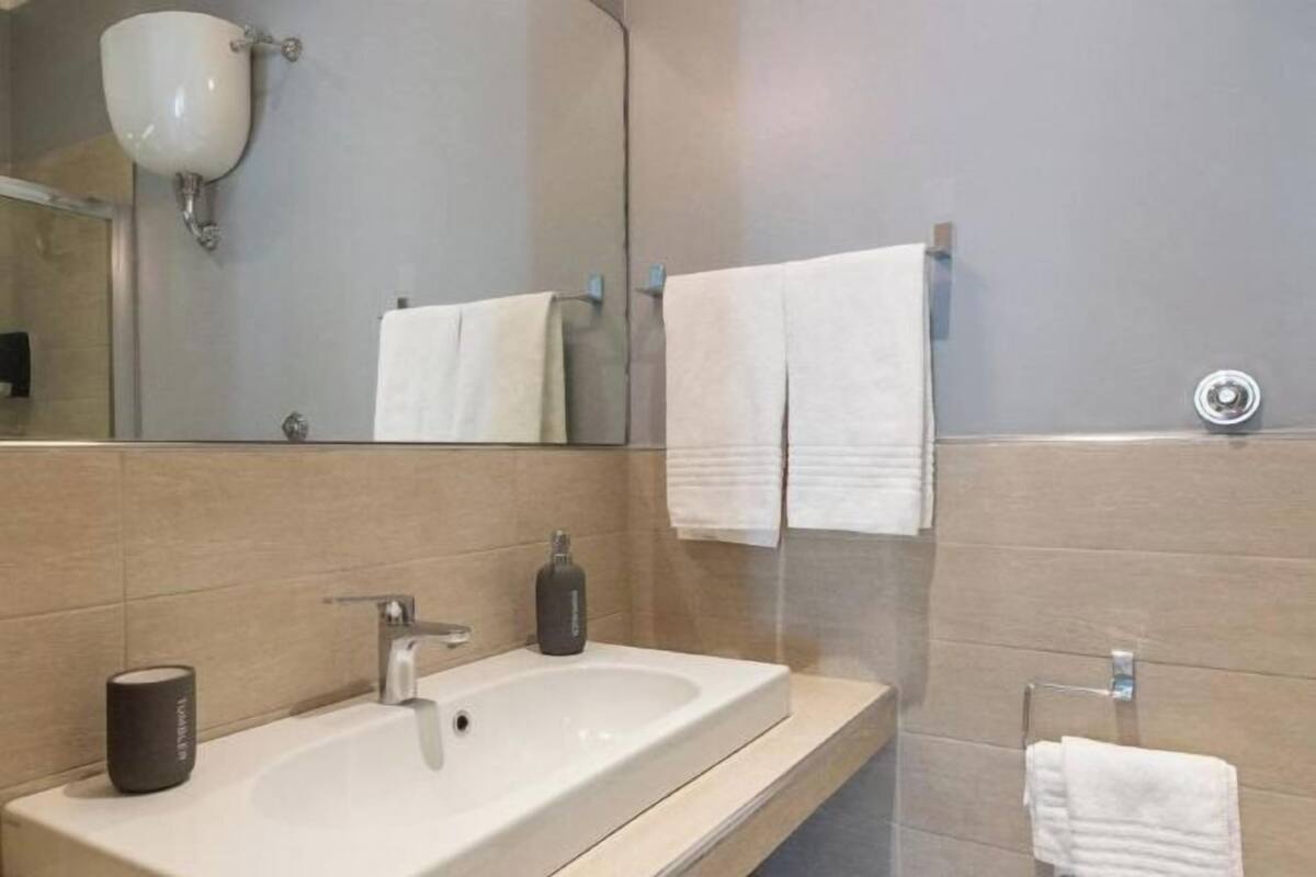 Ducha, secador de pelo, pantuflas, toallas