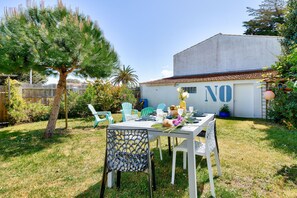 Outdoor dining - House with garden for 4 - 800m from the beach (Barbâtre)