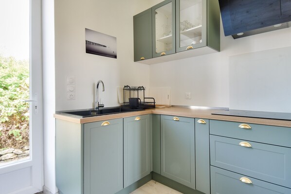 Fridge, microwave, oven, coffee/tea maker