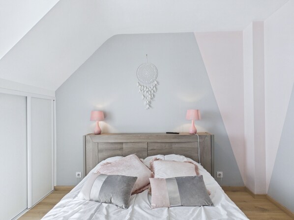 4 bedrooms, iron/ironing board, free WiFi