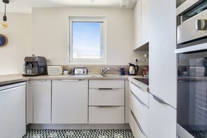 Refrigerador, microondas, horno, lavavajillas