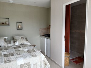 1 habitación, tabla de planchar con plancha, wifi y ropa de cama 