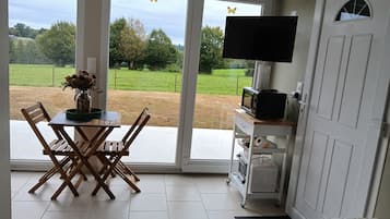 1 habitación, tabla de planchar con plancha, wifi y ropa de cama