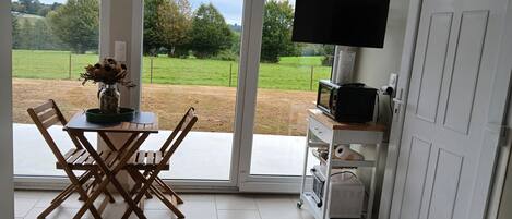 1 slaapkamer, een strijkplank/strijkijzer, wifi, beddengoed