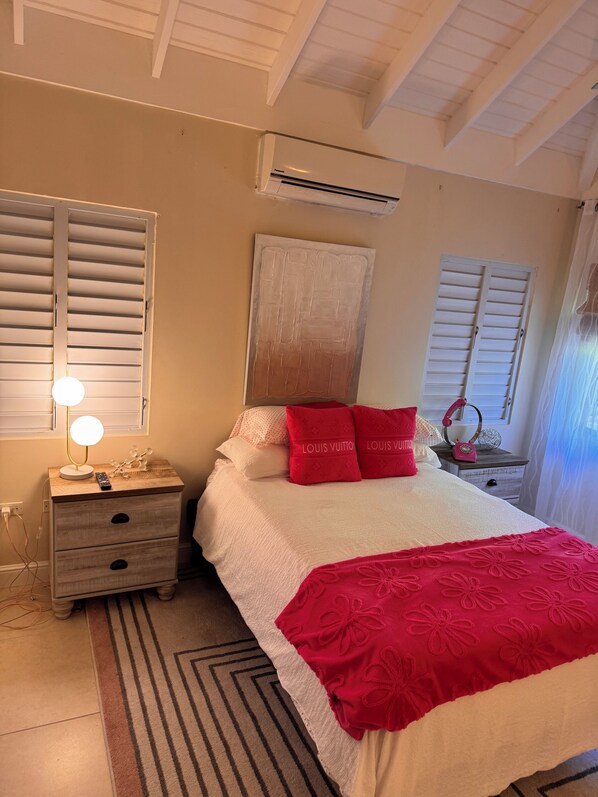 4 habitaciones, tabla de planchar con plancha, wifi y ropa de cama 