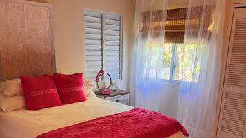 4 bedrooms, iron/ironing board, WiFi, bed sheets