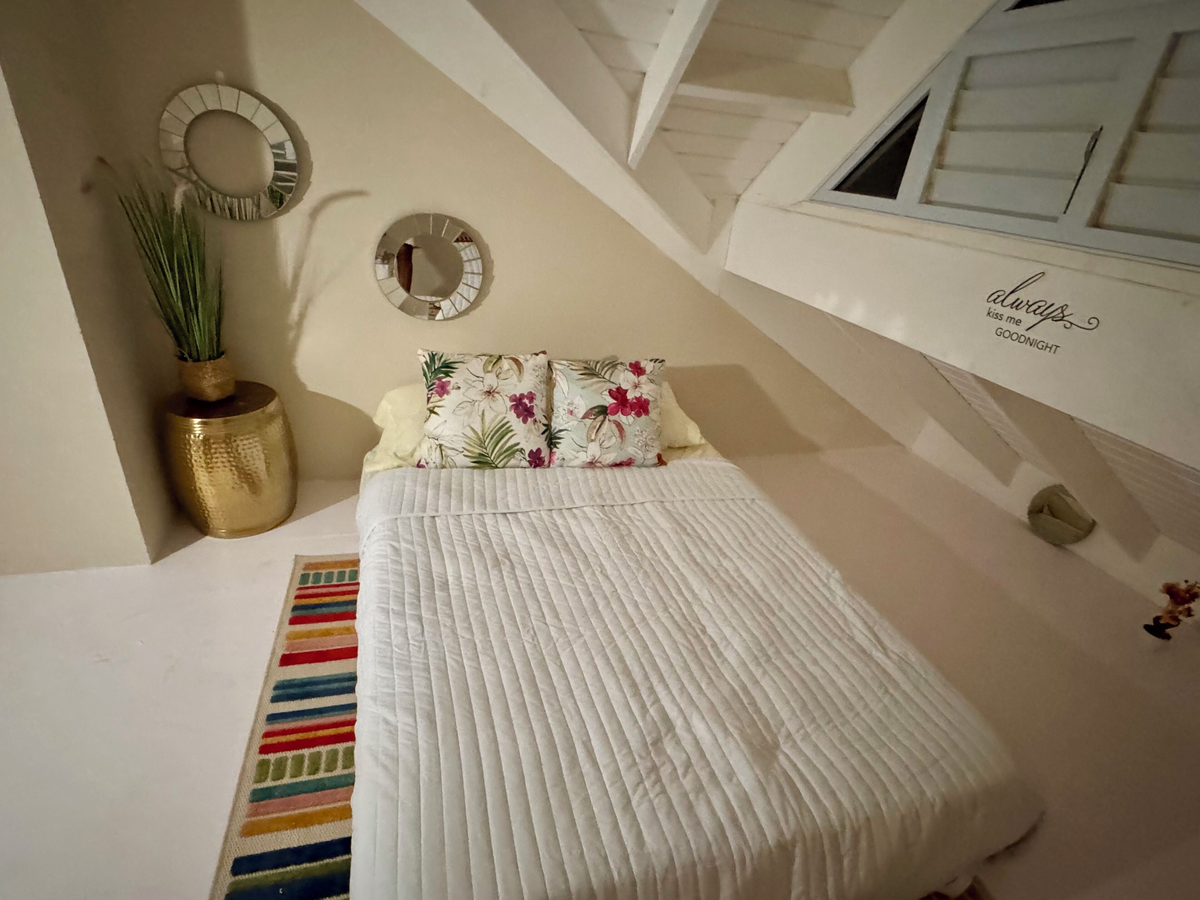 Silitysrauta/-lauta, Wi-Fi, vuodevaatteet