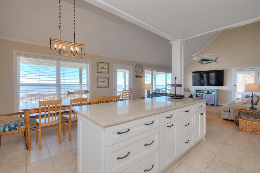 Experience Coastal Luxury At 'Back To The Beach' In Oak Island, Perfect For 11 Guests. - Oak Island, NC