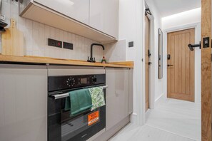 Een koelkast, een magnetron, een oven, een kookplaat