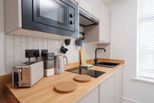 Køleskab, mikrobølgeovn, ovn, kogeplade