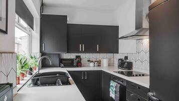 Kjøleskap, mikrobølgeovn, ovn og kokeplater