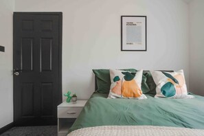 3 chambres, fer et planche à repasser, lit de bébé portatif