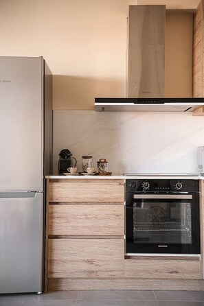 Kühlschrank, Mikrowelle, Ofen, Wasserkocher mit Kaffee-/Teezubehör