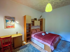 2 Schlafzimmer, Schreibtisch, Bügeleisen/Bügelbrett, WLAN