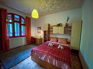 2 habitaciones, escritorio, tabla de planchar con plancha y wifi 