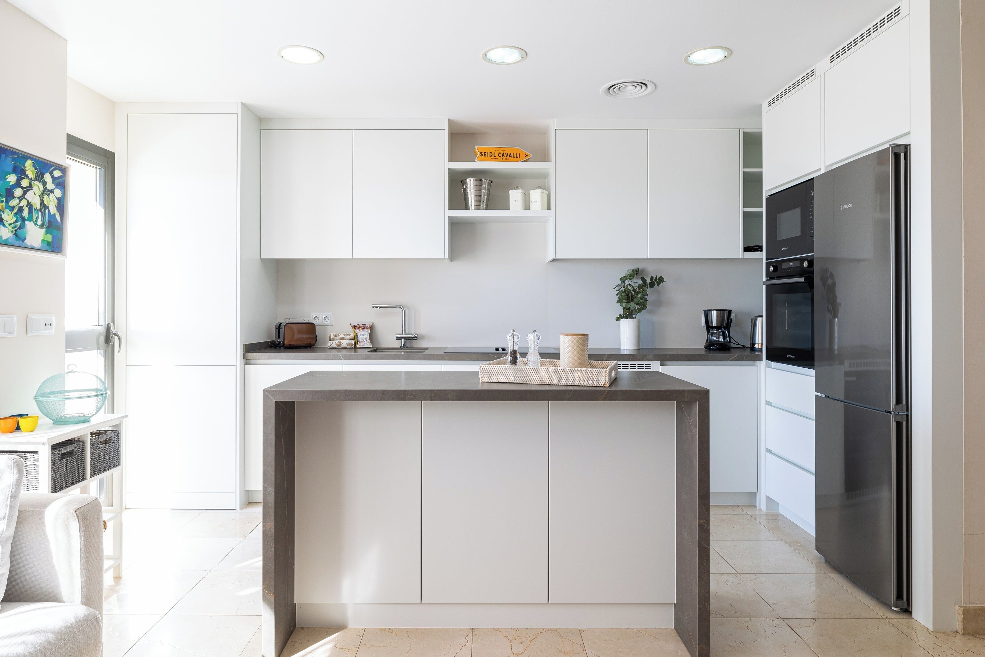 Kjøleskap, mikrobølgeovn, ovn og kokeplater