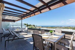 Outdoor dining - Hoyo 19 Luxury Apartment (Marbella)