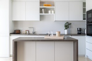 Frigorífico, microondas, horno y placa de cocina