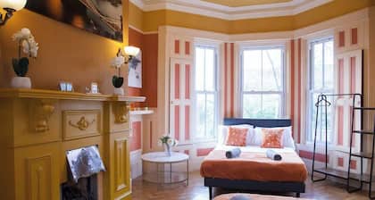 10min to City Centre | 6BR + Free Parking + Garden