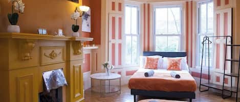 6 habitaciones, tabla de planchar con plancha, wifi y ropa de cama